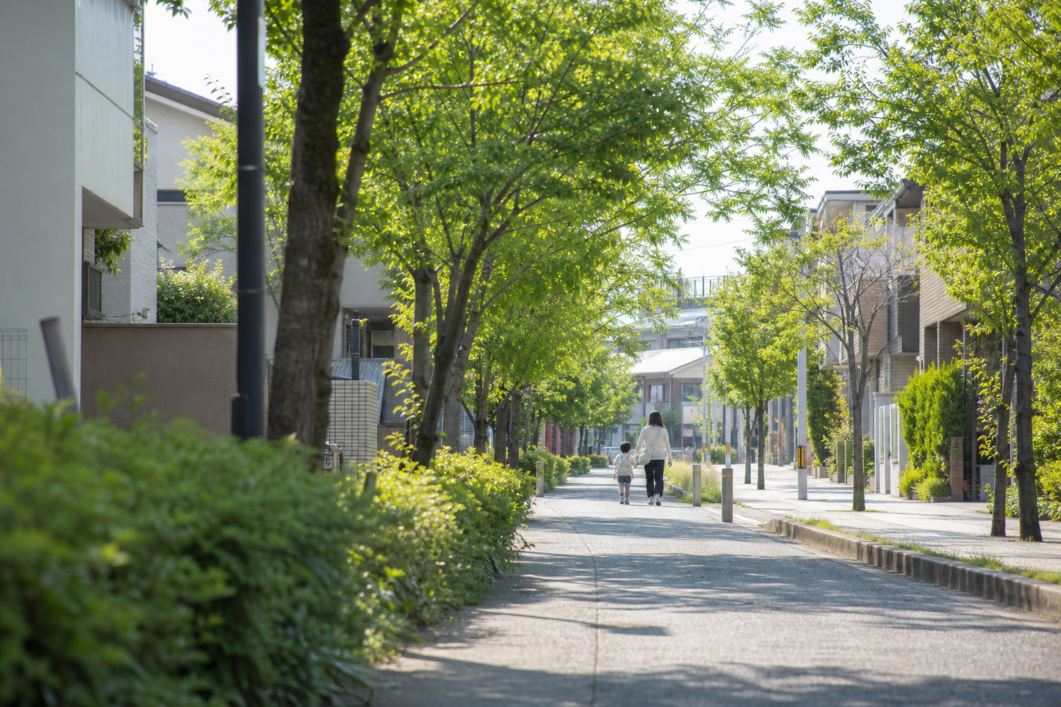 北浦和の街並みと駅周辺を歩いて暮らしやすさを確認する家族のイメージ